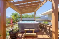 Palm Paradise ~ Hot Tub + Private Yard + Games - 17 mins to the beach!