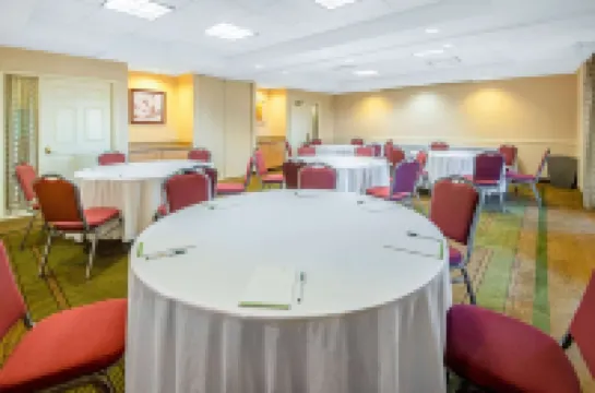 라 퀸타 인 & 스위트 바이 윈덤 셔먼