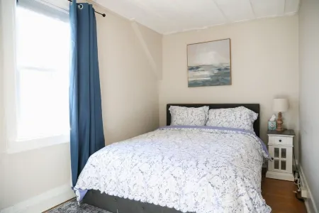 Cozy 2bdrm Apt. Walk  downtown bring your pets