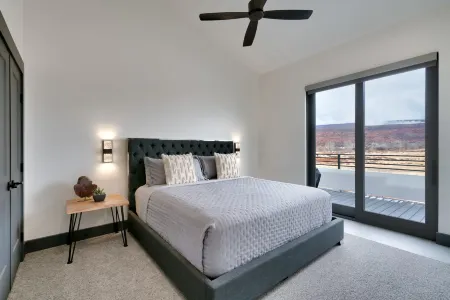 Private Hot Tub and Stunning Views - Luxurious Escape