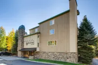 A/C, Outdoor Hot Tub, and Pool - Stunning Mountain Retreat