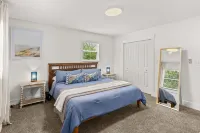 Stylish Outdoor Oasis with Pergola and Fire Pit - Chic Retreat