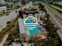 Private Porch and Stylish Living Spaces Await - Exquisite Haven Hotel a North Charleston