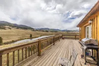Spectacular Mountain and River Views - Charming Riverside Retreat