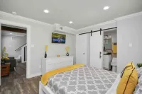 Stylish Oasis with City Views and Luxury Amenities - Unique Retreat