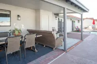 Luxurious Desert Oasis - Saltwater Pool, Hot Tub, WiFi