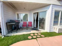 Stunning Lake View Retreat with Pool Side Patio Hotel a Garden