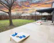 San Antonio Retreat Family Home. 4/2.5 w/Yard Hotels near Brook Hollow Library
