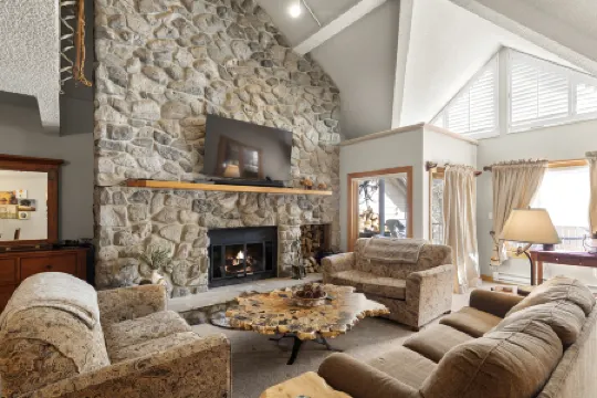 Private Indoor Hot Tub and Sauna - Charming Cozy Retreat