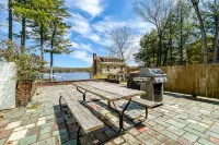 Attractive studio in waterfront location w/free WiFi, water views, kitchenette
