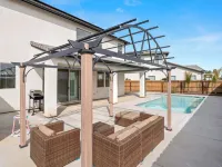 Brand New, Pool, Game Room, BBQ, 2 King Suites!