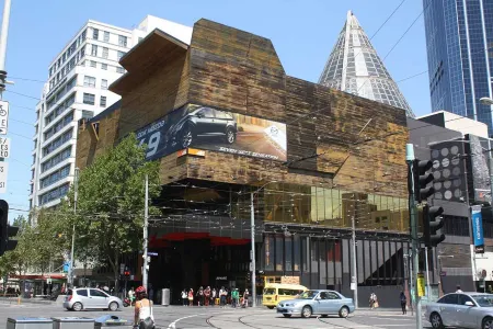 Chic 2BR Apt, Near to Melbourne Central, City Views