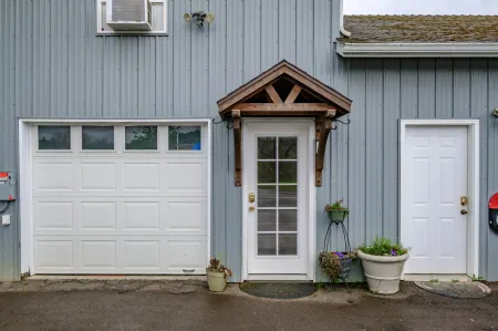 Scenic Loft with Private Deck and Open Floor Plan - Charming Getaway Отели в г. Филомат