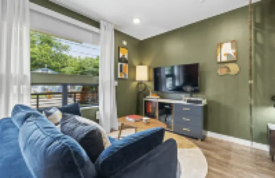 Charming Oasis with Turntable and Vinyl Collection - Delightful Hideaway