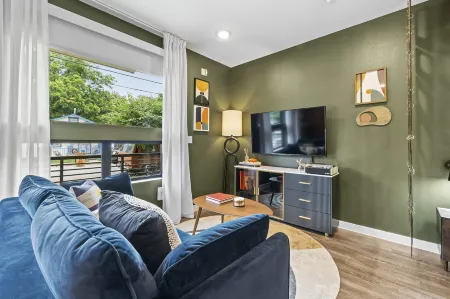 Cozy Patio and Vinyl Collection - Charming Boutique Retreat Отели рядом с достопримечательностью «Университет Хастон-Тилотсон»