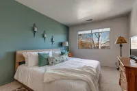 Cozy Mountain Retreat with Hot Tub and Scenic Views - Inviting Getaway Hotel di Summit Park