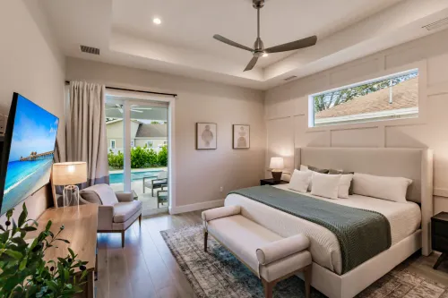 Chic Retreat - WiFi, Outdoor Lounge, Fire Pit Hotels in Naples Park