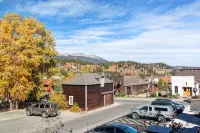 Incredible Ski Resort Views and Spacious Balcony - Stylish Getaway 브레켄리지 호텔