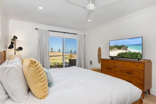 Community Pool and Spa - Cozy Oceanfront Getaway Hotels in Solana Beach