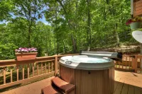 Golden Fire Pit Haven - Hot Tub, WiFi, Retreat Hotels in Gilmer County