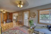 Relaxing Hot Tub and Enclosed Backyard Retreat - Charming Cottage