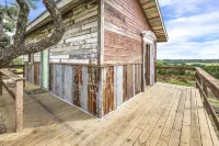 Cozy Retreat with Expansive Views and Rustic Charm - Enchanting Hideaway Hotel di Burnet
