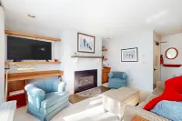 Charming mountainside condo with fireplace, skiing, balcony, & washer/dryer Hotels in Fayston