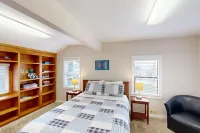 Cute, dog-friendly cottage w/ views in Nye Beach - walk to shops & the park Hotels in Newport