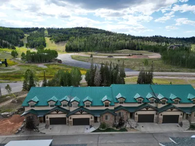 Cozy Gas Fireplace and Game Room - Spacious Mountain Retreat 브라이언 헤드 리조트 주변 호텔