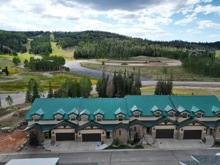 Cozy Gas Fireplace and Game Room - Spacious Mountain Retreat Отели рядом с достопримечательностью «Брайан Хед Резорт»