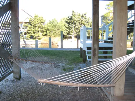 Canal Front Docking and Screened Porch - Spacious Family Haven