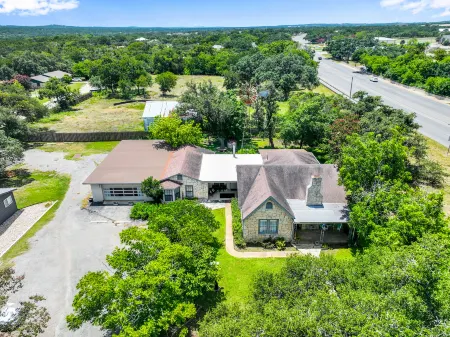 Charming Hideaway with Artisan Boutique - Inviting Vintage Escape