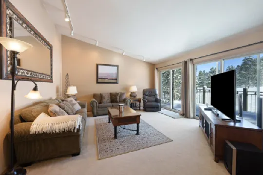 Private Hot Tub and Scenic Deck Views - Stunning Golf Course Retreat