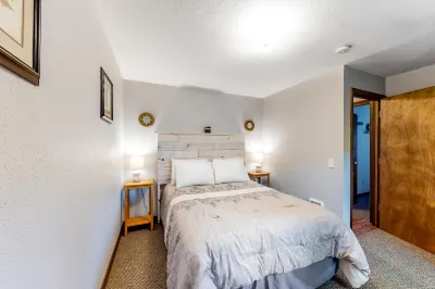 Dog-Friendly Cottage w/ Deck, WiFi & Washer/Dryer - Near Beaches, Clamming 오션사이드 호텔