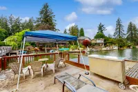 Delightful Retreat with Water Views, Fast WiFi, Gas Grill, & Furnished Patio Hotels in Lake Oswego