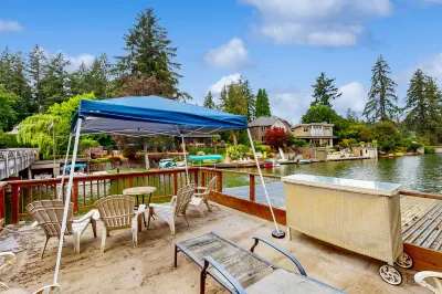 Delightful Retreat with Water Views, Fast WiFi, Gas Grill, & Furnished Patio Lake Oswego Senior High School附近的飯店