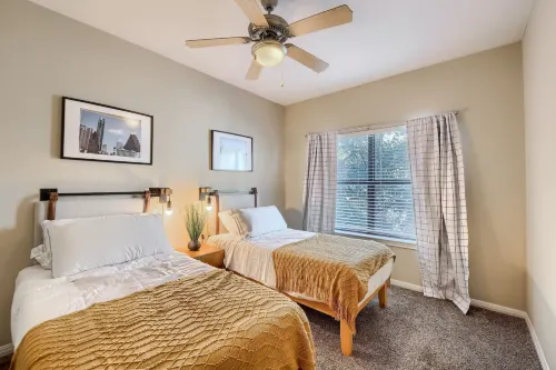 Modern Convenience - Walk to Campus, WiFi, Spacious Hotel a West Lake Hills