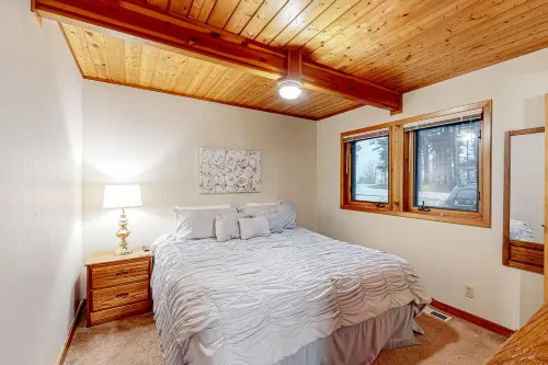 Dog-friendly duplex with fireplace, central AC & loft - on golf course Hotels in Cross Township