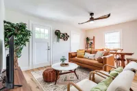 Spacious bungalow next to downhill biking at Baker Creek with grill & fire pit