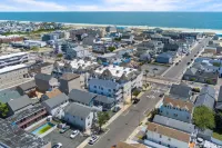 3-Bedroom with Parking Pass 4 Beach Badges 1 Block to the Beach and Boardwalk