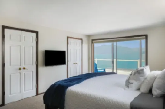 Beautiful Beach House and additional beach cabin with Olympic Mountain view