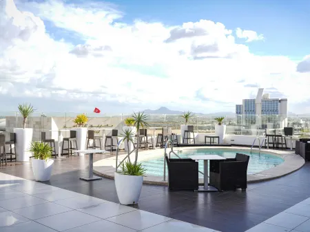 Novotel Tunis Отели рядом с достопримечательностью «Avenue Habib Bourguiba»