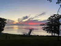 Waterfront 3 bedroom dog-friendly cottage  with a million-dollar view Hotels in James City