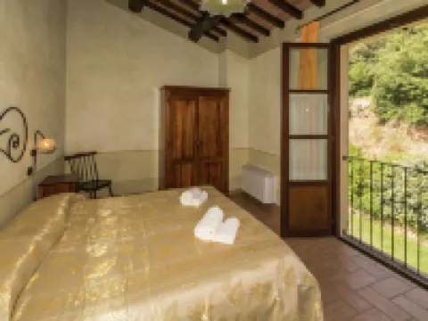 Luxury, Modern Apartment with Pool and Stunning Views 納爾尼酒店