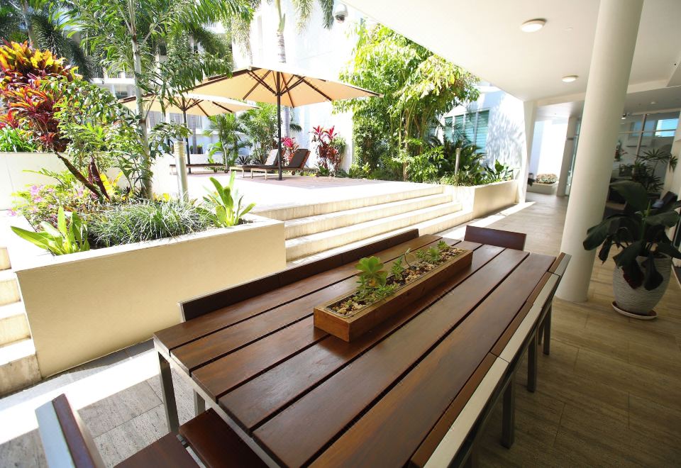 Lanai Apartments Over view