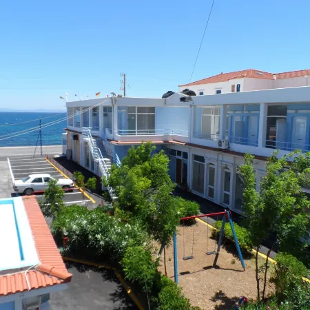 Seafront Studios and Apartments