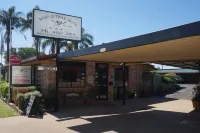 Miles Outback Motel Hotel di 