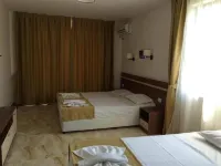 Flower Street Provides Accommodations with Free Wifi, Air Conditioning