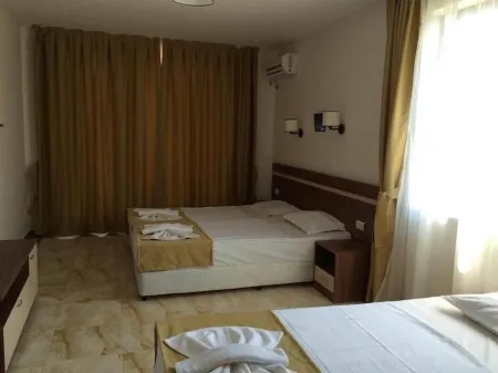 Flower Street Provides Accommodations with Free Wifi, Air Conditioning Отели в г. Санни-Бич