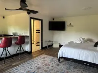 Inn Between the Lakes Hotels in Newberg Township